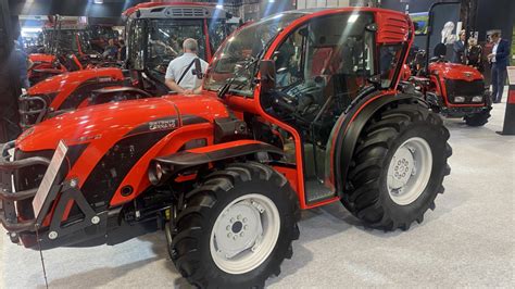 Winiarze i sadownicy z ciągnikami Antonio Carraro w pracy