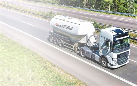 infografika przedstawiająca typy naczep typu wywrotka oraz najczęstsze kierunki transportu materiałów sypkich na placach budowy