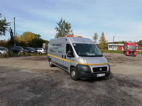 Samochód mobilnego serwisu maszyn JCB w akcji