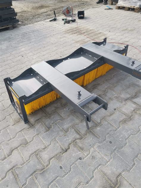Zamiatarka mechaniczna do wózka widłowego w akcji