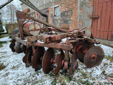 Zdjęcie historycznej talerzówki Famarol Słupsk podczas pracy na polu