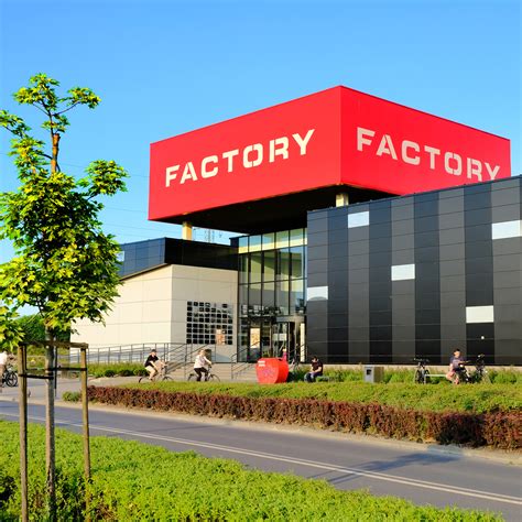 Współczesne zdjęcie terenu po dawnej fabryce Ursus, z widocznym centrum handlowym FACTORY URSUS