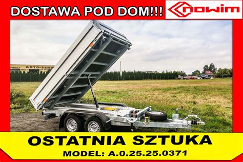 Zestawienie różnych modeli przyczep rolniczych typu wywrotka na placu składowym