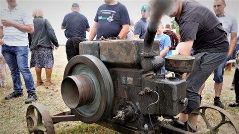 Pracujący ciągnik typu
