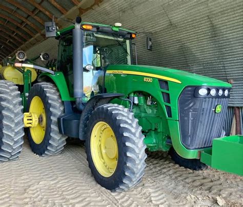 Schemat techniczny przedstawiający wymiary zewnętrzne ciągnika John Deere 8330