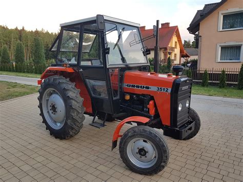 Zdjęcie przedstawiające ciągnik rolniczy Ursus 3512 w warunkach polowych