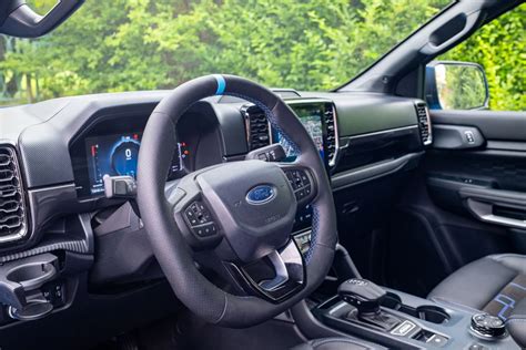 Wnętrze kabiny Forda F-Max z widocznym panelem deski rozdzielczej i układem foteli