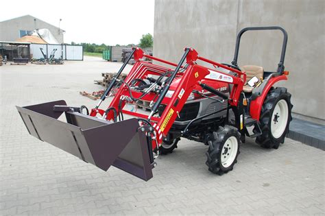 zdjęcie traktorka Yanmar z zamontowanymi obciążnikami na przedniej osi