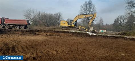 Zdjęcie przedstawiające nowoczesną koparko-ładowarkę na placu budowy