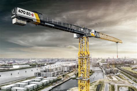 Infografika porównująca żuraw wieżowy z wysięgnikiem wodzakowym oraz żuraw z wysięgnikiem wychylnym