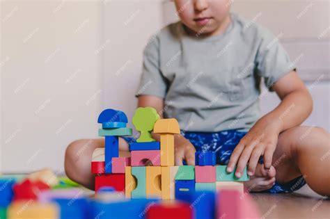 Dziecko bawi się traktorem z przyczepą