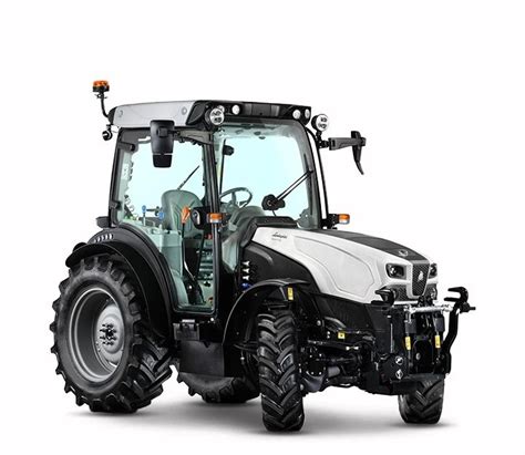 Widok wnętrza kabiny ciągnika Lamborghini Spire F, ukazujący ergonomiczne rozmieszczenie elementów sterujących.