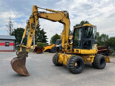 Komatsu PW98MR-6 koparka kołowa w akcji, praca w warunkach miejskich