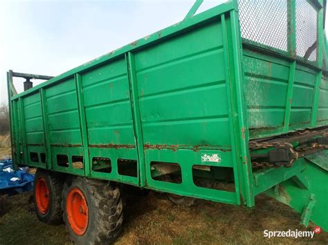 Zdjęcie przedstawiające rozrzutnik Fortschritt T-088 w akcji na polu