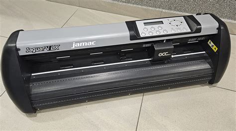 Ploter tnący GCC Jaguar IV z widocznym systemem AAS II precyzyjnie wycinający naklejki