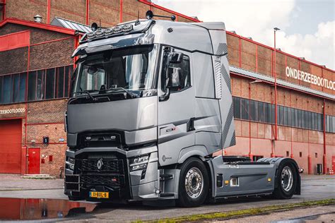 zdjęcie Renault T High na drodze
