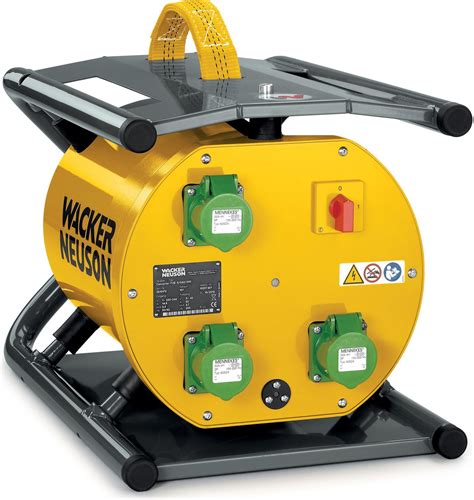 Zdjęcie przetwornicy częstotliwości Wacker Neuson FUE 6/042/200W w środowisku budowlanym
