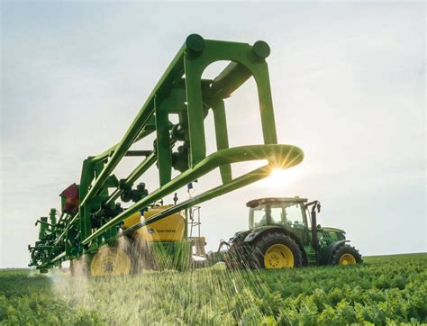 Schemat przedstawiający ewolucję rozmieszczenia kabiny w opryskiwaczach samobieżnych John Deere.