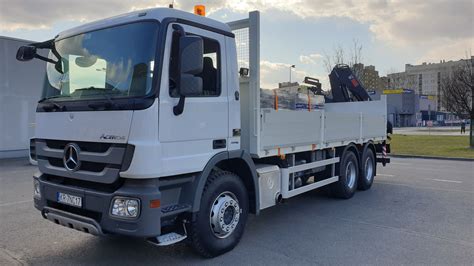 różnorodność pojazdów transportowych: od busów po ciężarówki z HDS