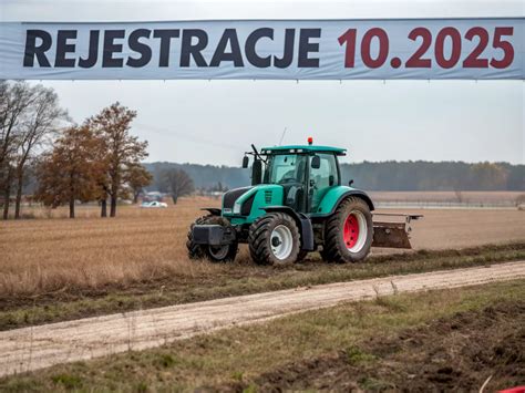 Ciągnik z zamontowanym przednim TUZ-em i balastem