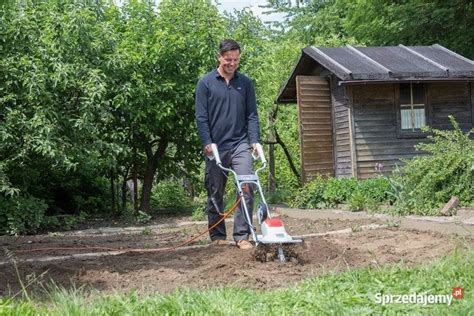 Glebogryzarka ogrodowa w akcji, spulchniająca ziemię