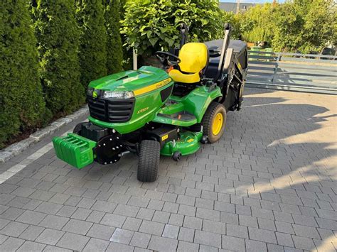 Traktorek kosiarka John Deere w akcji na dużym trawniku