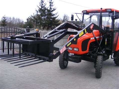 Szczegółowa fotografia ładowacza czołowego AGRO-TUR z euroramką zamontowanego na Ursusie C-360.