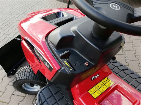 Widok na elementy tnące traktora ogrodowego
