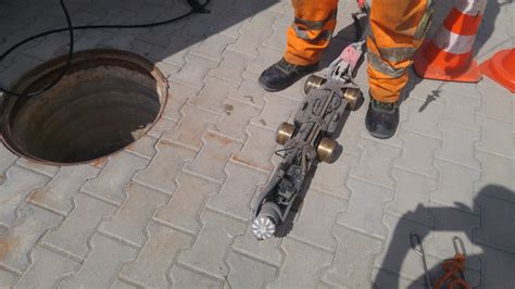 Ilustracja metody bezwykopowej naprawy kanalizacji 