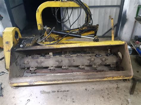 Schemat budowy kosiarki bijakowej z zaznaczeniem wału roboczego, bijaków oraz tylnej klapy