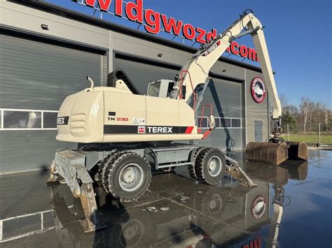 Zdjecie maszyny Terex z widocznymi szybami kabiny