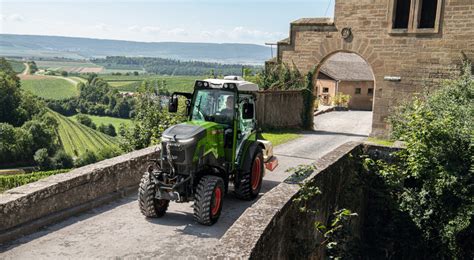 Ilustracja elektrycznego ciągnika Fendt w winnicy