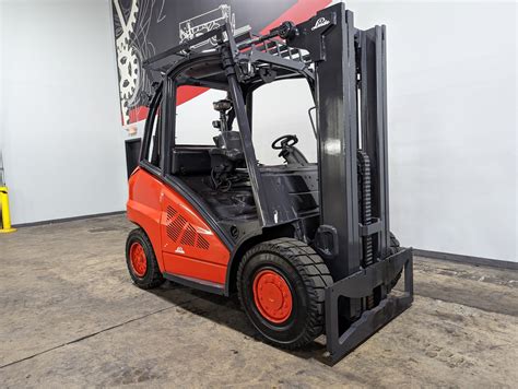 Thematic photo of a Linde H45D forklift operating in a warehouse or outdoor area