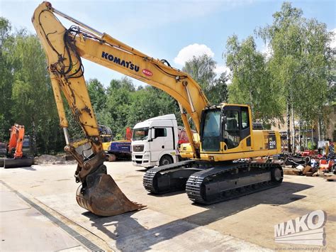 Infografika porównująca kluczowe parametry różnych modeli koparek gąsienicowych Komatsu (rok produkcji, motogodziny, masa, moc silnika).