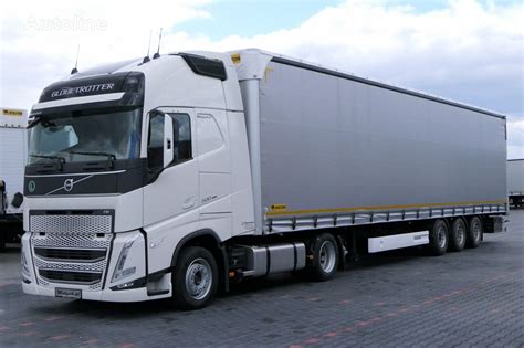Zdjęcie przedstawiające współczesny ciągnik siodłowy Volvo FH w trasie.