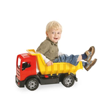 Duża, czerwona ciężarówka-wywrotka LENA stojąca w piaskownicy