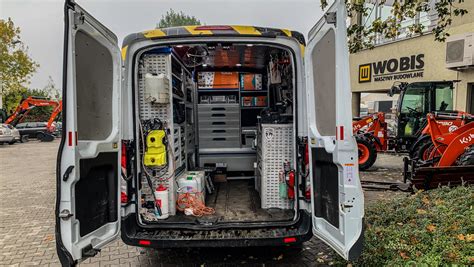 wyposażony samochód serwisowy JCB z logo firmy