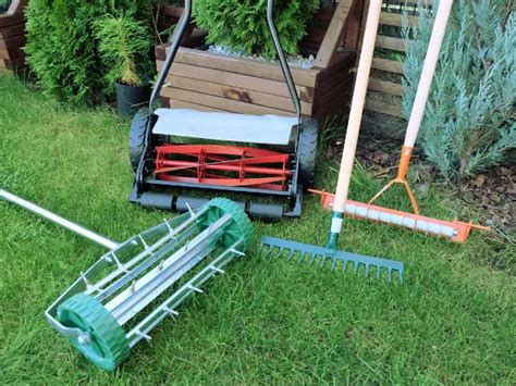 Infografika: Zastosowanie kultywatora w ogrodzie (spulchnianie ziemi, usuwanie chwastów, napowietrzanie trawnika)