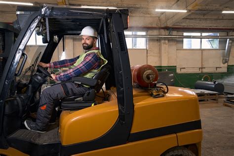 Kursant na wózku widłowym w trakcie szkolenia praktycznego