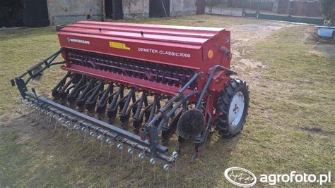 zdjęcie siewnika Kongskilde Demeter Classic CS 3000 w akcji na polu