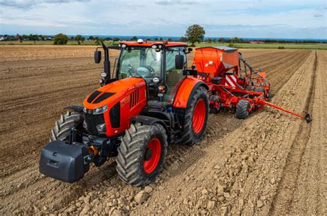 Ciągnik Kubota serii M o dużej mocy podczas prac polowych