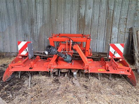 Thematic photo of a KUHN HR 304 active harrow working in a field
