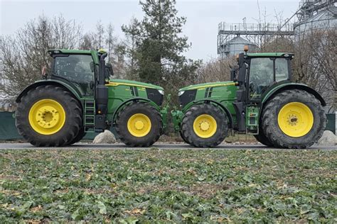 Zdjęcie ciągnika John Deere serii 6020 w pracy na polu