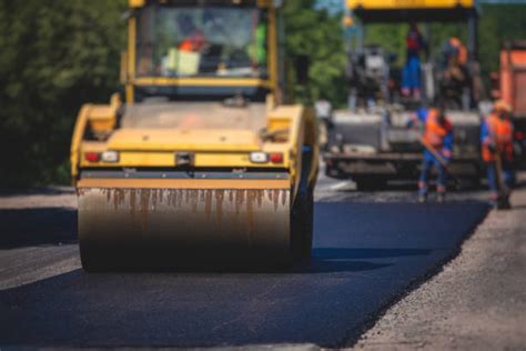 Walec drogowy podczas zagęszczania asfaltu na placu budowy