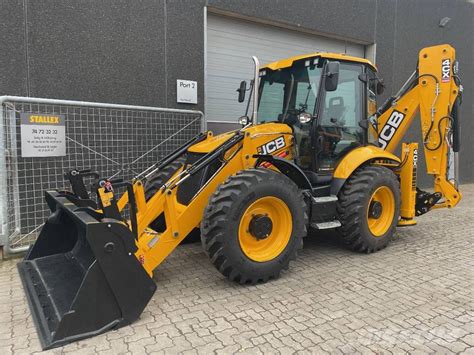 Technical diagram or cutaway view of the JCB 4CX drive train, highlighting the gearbox and engine.