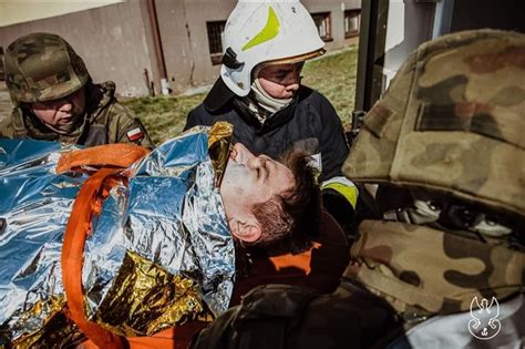 fotografia zespołu ratunkowego na miejscu wypadku