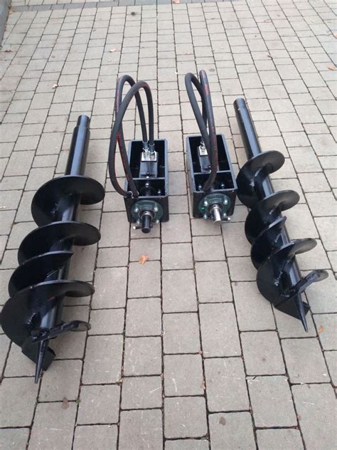 Wiertnica hydrauliczna do ziemi zamontowana na koparce, wykonująca odwiert