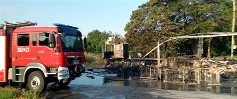 zdjęcie ciągnika siodłowego stojącego na parkingu