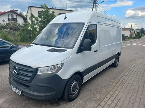 Cztery obrazki: autobus, wózek widłowy, samochód dostawczy, samochód osobowy do wyboru i skojarzeń