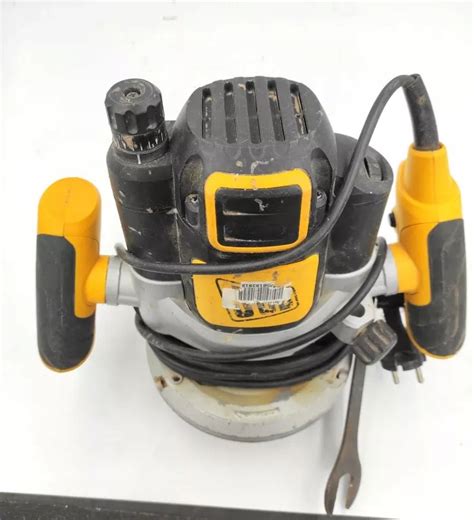 Zdjęcie frezarki krawędziowej JCB RO1500 w dłoni użytkownika